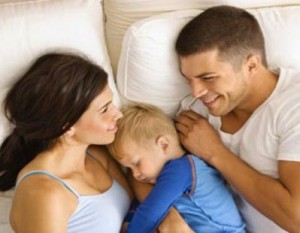 Os pais devem levar o bebê para dormir na sua cama?